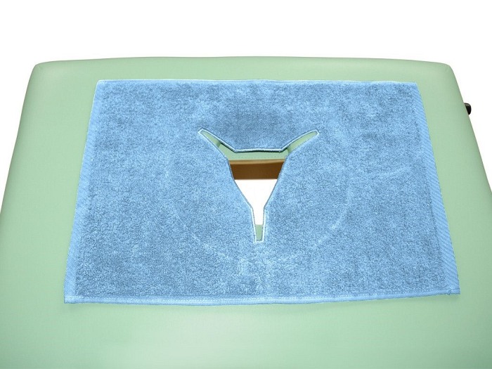 Pokrycie frotte na wycięcie w stole