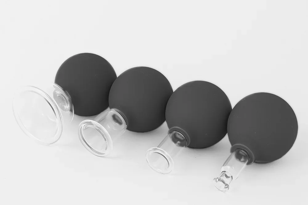 leżące 4 bańki zakończone gumowymi pompkami