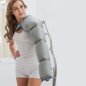 Kobieta z mankietem na lewej ręce